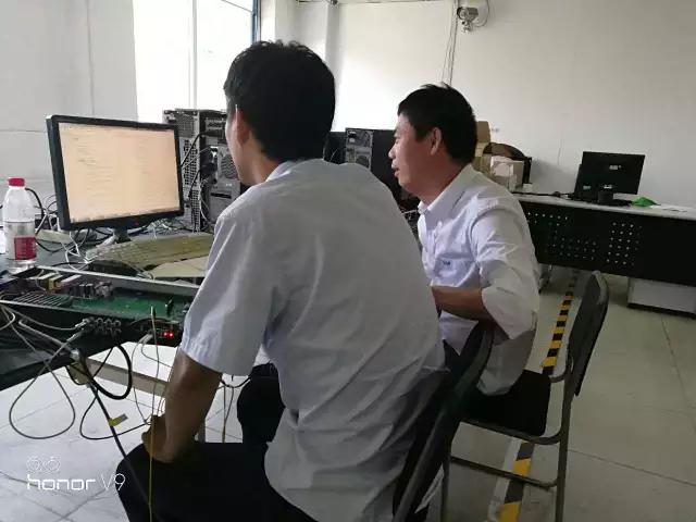 During the meeting, Mr. Li gave a detailed presentation on the implementation plan for the Fengqiu communication equipment upgrade project in Henan, raised requirements for the supply of the IDM OMP3500 integrated service optical fiber transmission equipment, and discussed the challenges facing the project with Mr. Hu.